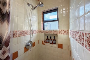 Dusche, Haartrockner, Handtücher, Seife