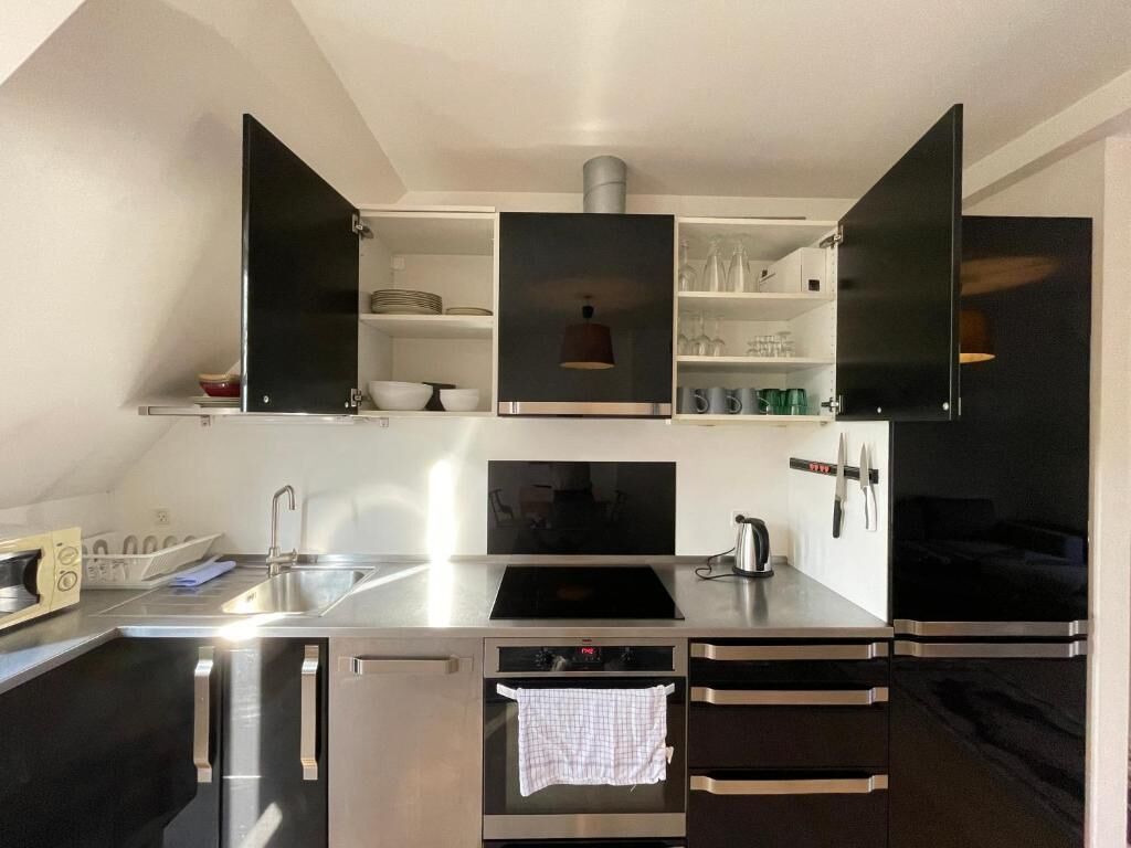 Réfrigérateur, micro-ondes, lave-vaisselle, chaise haute