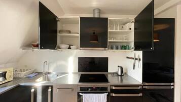 Kühlschrank, Mikrowelle, Geschirrspüler, Hochstuhl