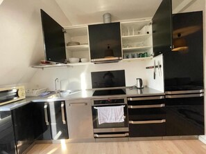 Réfrigérateur, micro-ondes, lave-vaisselle, chaise haute