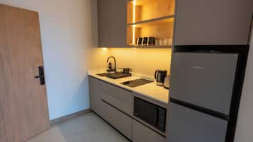 Full-size fridge, microwave, stovetop, cookware/dishes/utensils