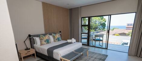 Luxury Studio Suite, Balcony, Sea View | Peti besi dalam bilik, meja, ruang kerja komputer riba