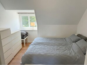 3 habitaciones, tabla de planchar con plancha, internet y ropa de cama 