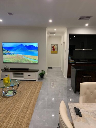 Fresh & Modern 4BR Home • 2 x Ensuite • Park and Lake Views