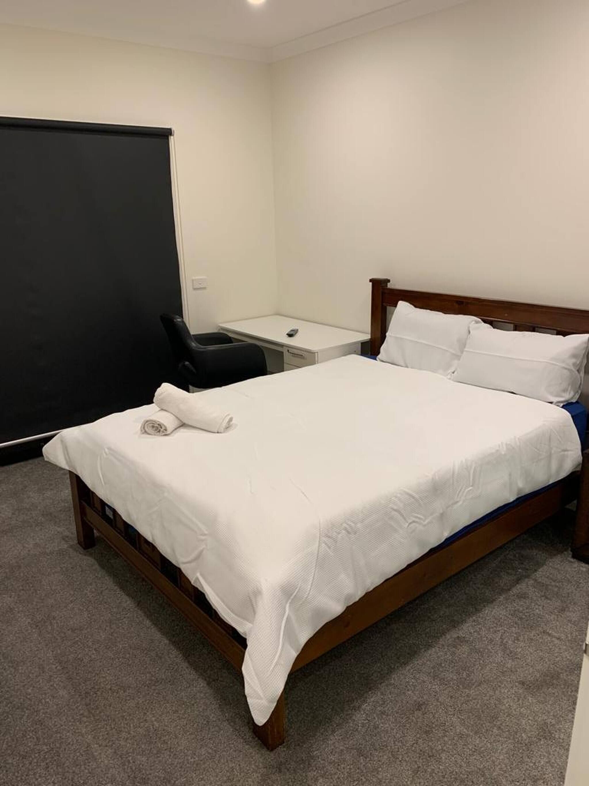 3 bedrooms, iron/ironing board, internet, bed sheets