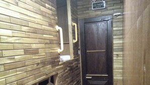 Een houten muur met een bord waarop 