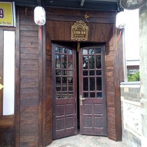 Una puerta de madera con un cartel encima.