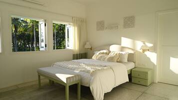 4 bedrooms, iron/ironing board, internet, bed sheets