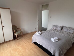 1 bedroom, Internet - Charming Guest Room in Morden with Modern Amenities (Morden)