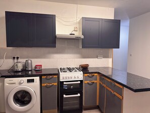 Fridge, coffee/tea maker, toaster, cookware/dishes/utensils - NextDoor Stay Morden (Morden)