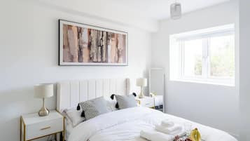 2 bedrooms, iron/ironing board, internet, bed sheets