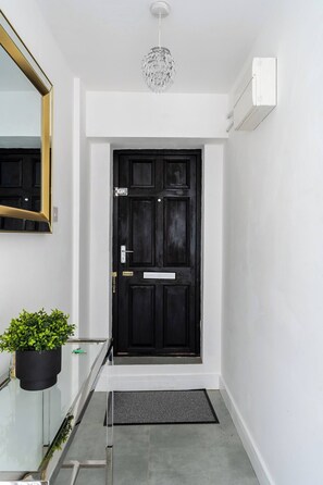 Interior - 2 Bed Stylish Central Rochester Apartment Sleeps 4  Netflix Work Space (Rochester)