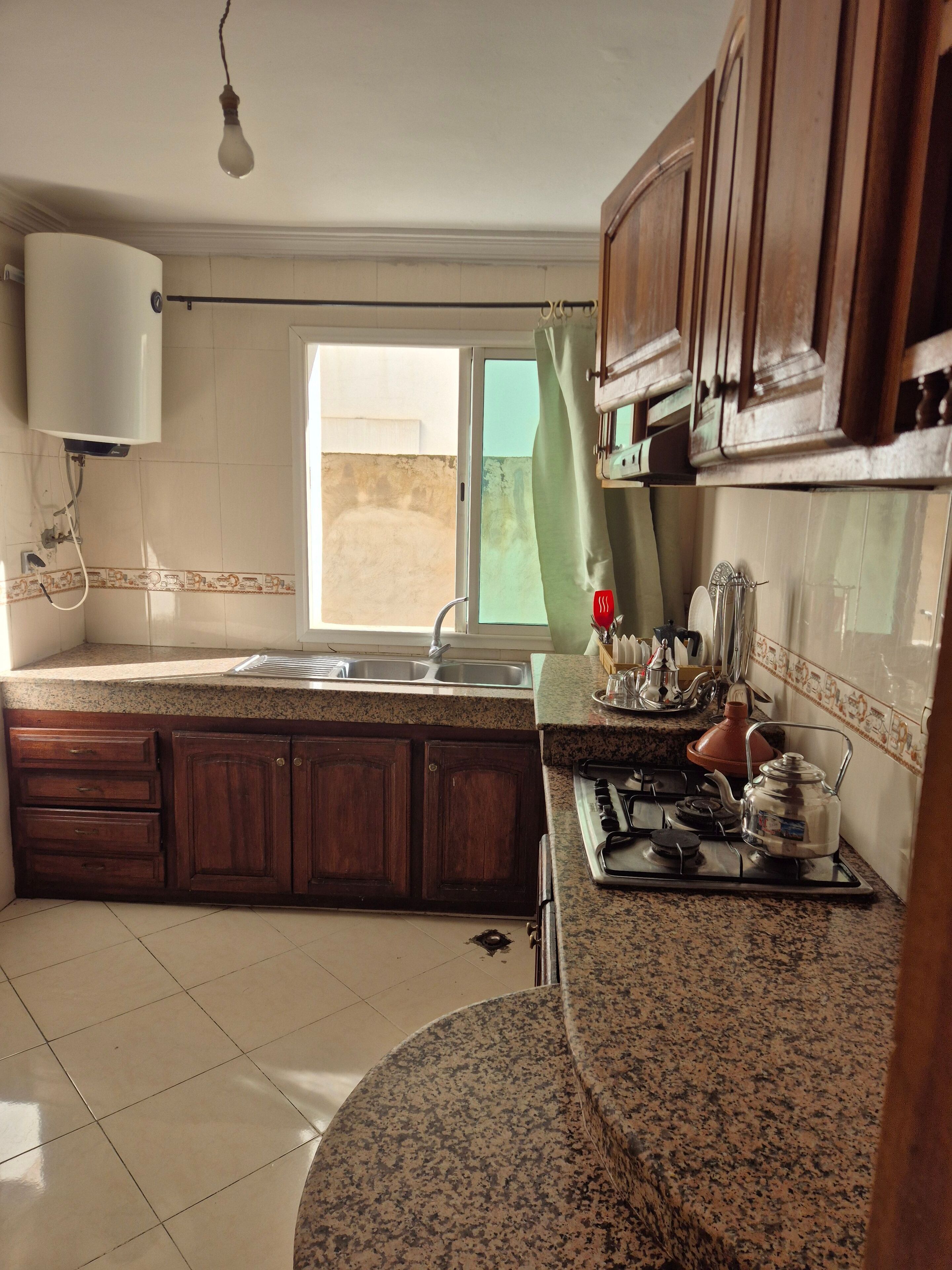 Placa de cocina, cafetera o tetera y utensilios de cocina