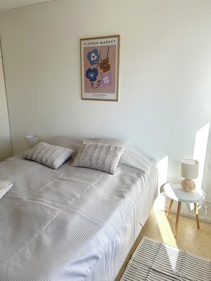 2 makuuhuonetta, silitysrauta/-lauta, vuodevaatteet