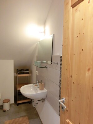 Shower, hair dryer, towels, soap - Vacation apartment at the Lamahof in Welden - Fuchstal Enjoy a nature vacation in Bavaria (Fuchstal)