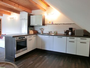 Frigorifero, microonde, forno, piano cottura