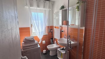 Doccia, asciugacapelli, bidet, asciugamani