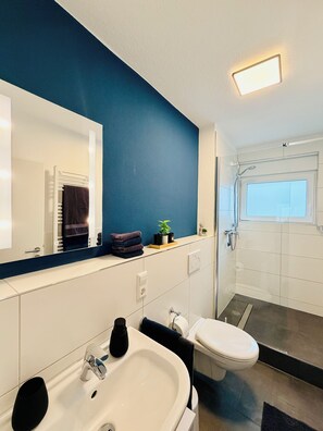 Hair dryer, towels, soap, toilet paper - Stay & Style - Nightblue Apartment, completely new (Karlsruhe)