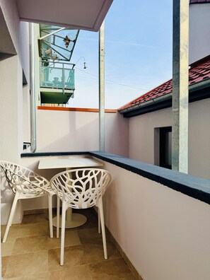 Outdoor dining - Stay & Style - Nightblue Apartment, completely new (Karlsruhe)