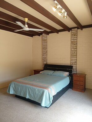 1 bedroom, Internet, bed sheets - La Maison Gloucester (Bakers Creek)