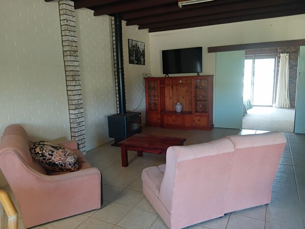 Living area - La Maison Gloucester (Bakers Creek)