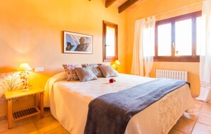 4 makuuhuonetta, vauvan matkasänky, ilmainen Wi-Fi