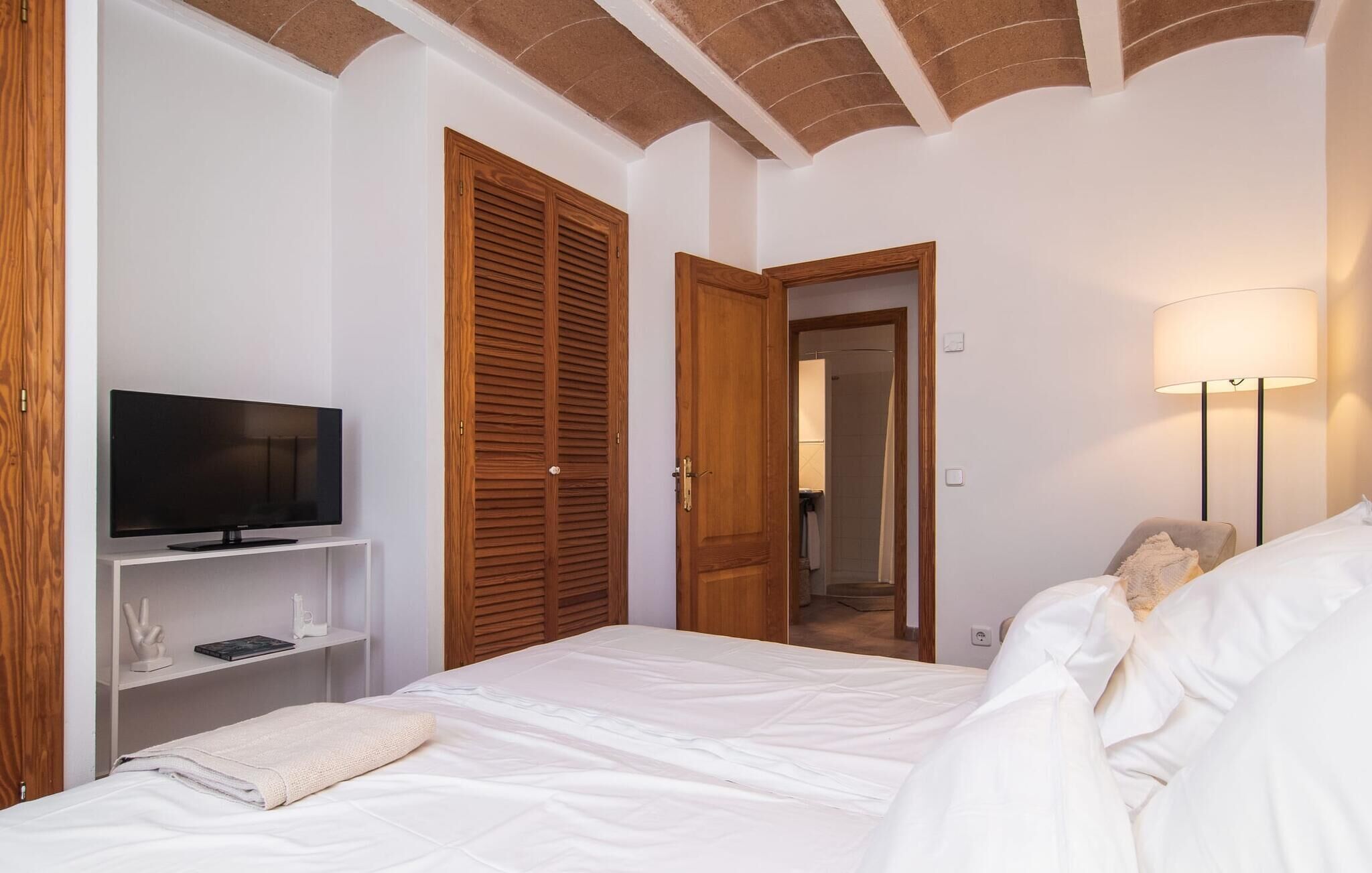 2 bedrooms, travel crib, free WiFi