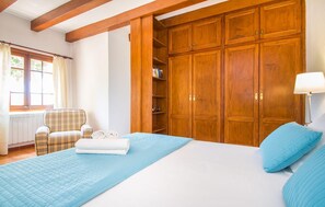 2 bedrooms, travel cot, free WiFi - Lovely home in Puigpunyent with private swimming pool, can be inside or outside (Puigpunyent)