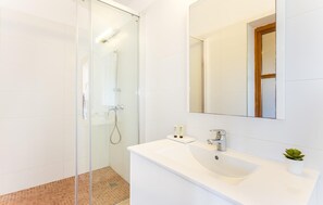 Shower, hair dryer - Awesome home in Arta with private swimming pool, can be inside or outside (Arta)