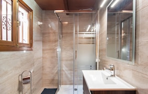 Shower, hair dryer - Amazing home in Port Verd with private swimming pool, can be inside or outside (Port Verd)