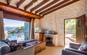 TV - Cozy home in Deia with WiFi (Deia)