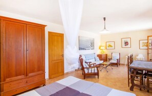 4 bedrooms, free WiFi - Cozy home in Deia with private swimming pool, can be inside or outside (Deia)
