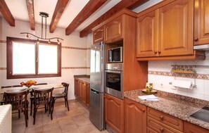 Wasserkocher mit Kaffee-/Teezubehör, Kühlschrank, Mikrowelle, Ofen