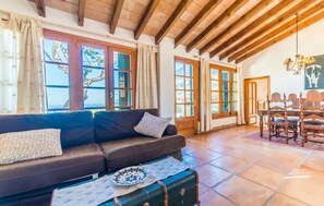 TV - Cozy home in Valldemossa with private swimming pool, can be inside or outside (Valldemossa)