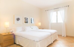 4 bedrooms, travel cot, free WiFi - Lovely home in Manacor with private swimming pool, can be inside or outside (Manacor)