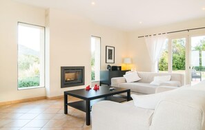 TV - Lovely home in Manacor with private swimming pool, can be inside or outside (Manacor)