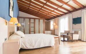 6 bedrooms, iron/ironing board, travel cot, free WiFi - Amazing home in Manacor with private swimming pool, can be inside or outside (Manacor)