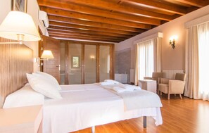7 bedrooms, in-room safe, iron/ironing board, travel cot - Lovely home in Manacor with private swimming pool, can be inside or outside (Manacor)