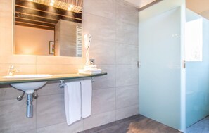 Shower, hair dryer - Lovely home in Manacor with private swimming pool, can be inside or outside (Manacor)