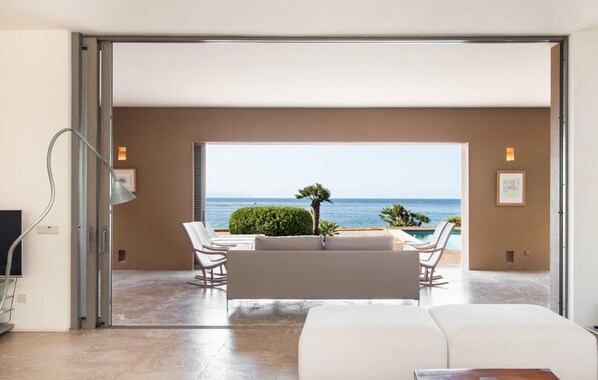 Smart TV - Cozy home in Betlem with private swimming pool, can be inside or outside (Betlem)