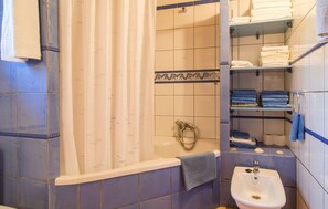 Shower, hair dryer - Awesome home in Cala Ratjada with WiFi (Cala Ratjada)