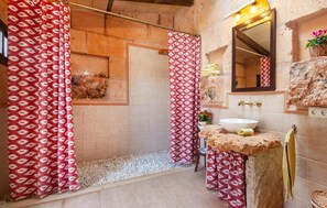 Shower, hair dryer - Cozy home in Llucmajor with private swimming pool, can be inside or outside (Llucmajor)