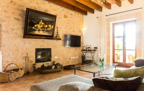 Smart-TV, Kamin, DVD-Player, Tischtennisplatte