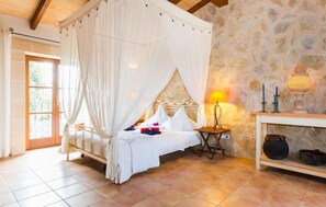 5 bedrooms, iron/ironing board, travel cot, free WiFi - Lovely home in Son Carrio with private swimming pool, can be inside or outside (Son Carrio)