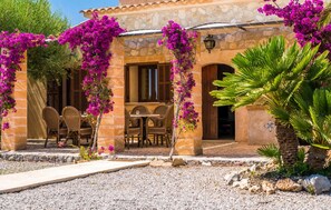 Outdoor dining - Stunning home in Santa Margalida (Santa Margalida)