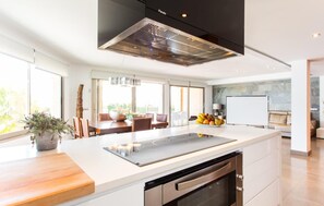 Een koelkast, een magnetron, een oven, een kookplaat