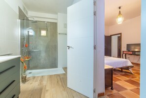 3 bedrooms, travel cot, free WiFi - Lovely home in Porreres with private swimming pool, can be inside or outside (Porreres)