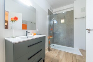 Shower, hair dryer - Lovely home in Porreres with private swimming pool, can be inside or outside (Porreres)