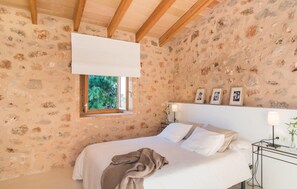 4 bedrooms, travel cot, free WiFi - Amazing home in Son Carrio with private swimming pool, can be inside or outside (Son Carrio)