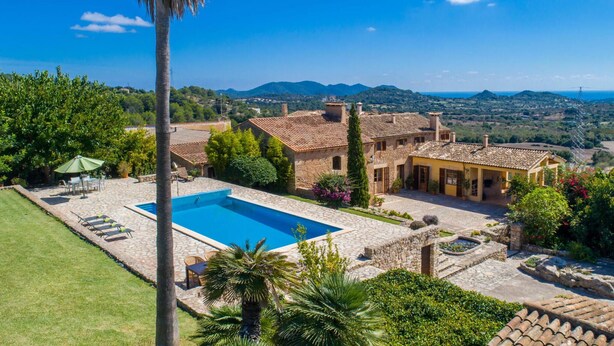 A villa with a swimming pool, stone architecture, and a view of the countryside. - Cozy home in Arta with private swimming pool, can be inside or outside (Arta)